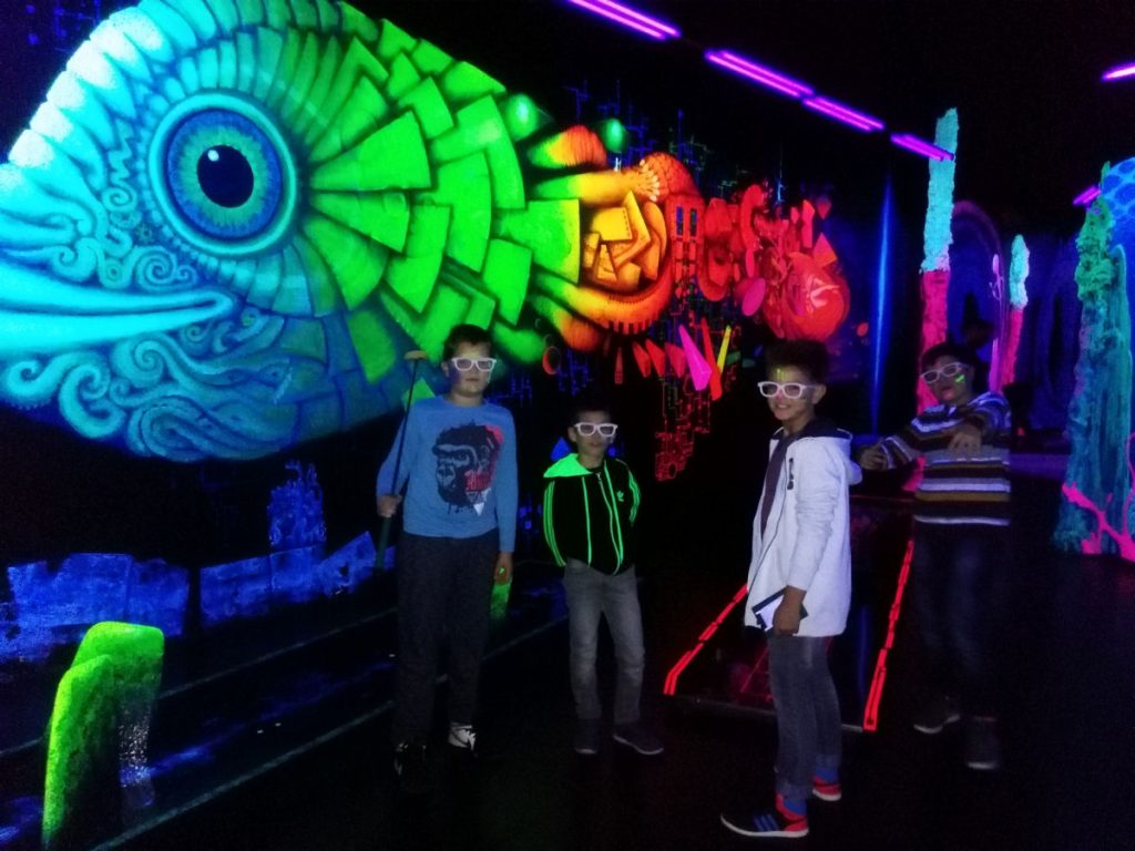 Ein Ausflug während der Ferienbetreuung führt in die Schwarzlichtfabrik nach Würzburg. Foto: Jugendhaus Soundcafé