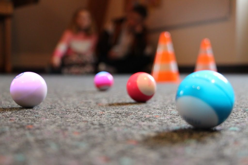Geschick und Ausdauer können die Ferienkinder beim Spielen mit „Sphero Mini“ trainieren. Foto: Stadt Wertheim