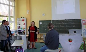 Als Referenzschule für Medienbildung wurde die Mandelberg-Grundschule Dertingen mit der notwendigen Technik ausgestattet. Das Bild zeigt bei der Präsentation (von links) Bürgermeister Wolfgang Stein, Rektor Tobias Spielmann und Lehrerin Julia Löffler. Foto: Stadt Wertheim