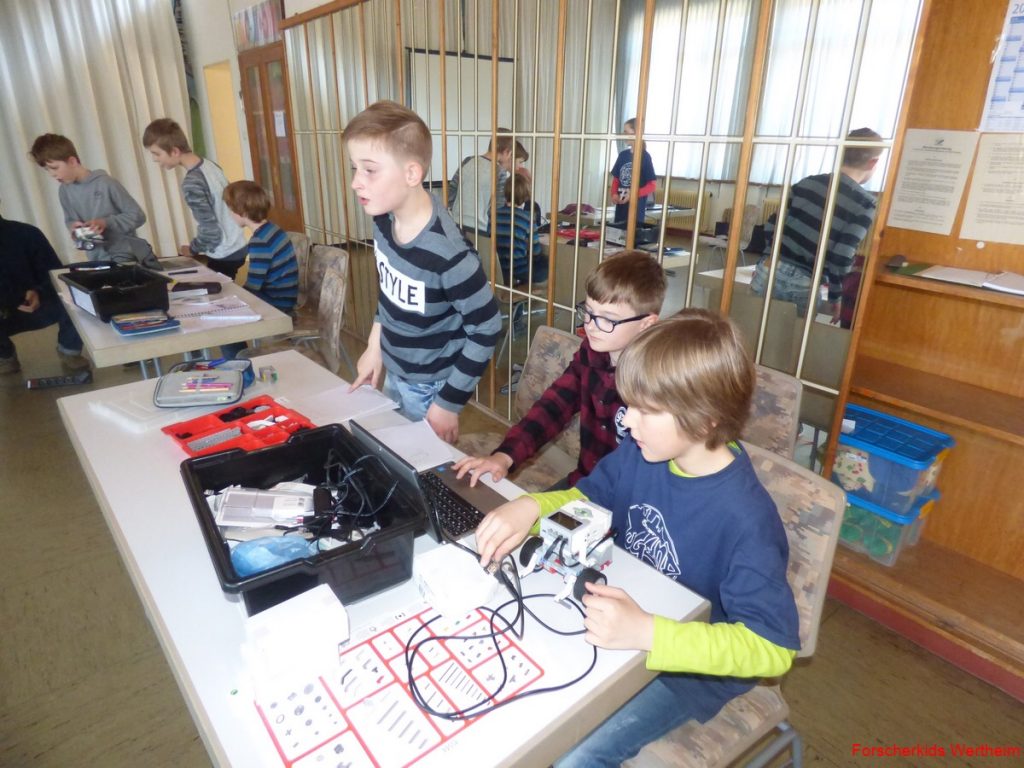 Foto: Im ersten Schulhalbjahr bietet das ehrenamtliche Bildungsangebot Forscherkids des Stadtjugendring Wertheim e.V. wieder viele Möglichkeiten zum forschen und lernen. Unter anderem wird es zwei Robotikkurse geben.