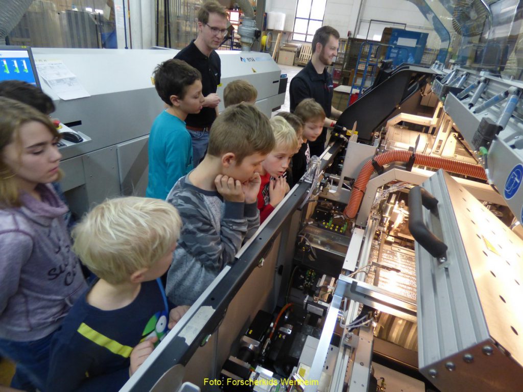 Foto: Im ehrenamtlichen Bildungsprogramm der Forscherkids Wertheim können junge Forscher im kommenden Schulhalbjahr wieder vieles lernen und ausprobieren. Neben Kursen, Exkursionen und Vorträgen stehen auch Firmeneinblicke auf dem Programm.