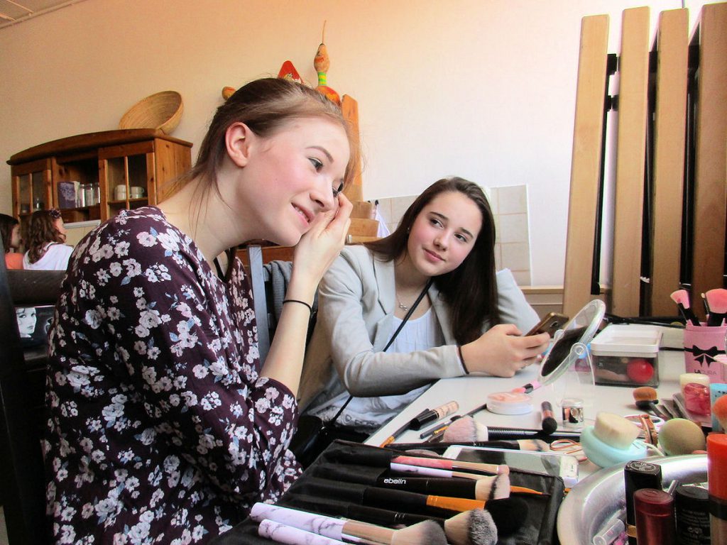 In den Osterferien bietet die kommunale Jugendarbeit wieder spannende Angebote, wie zum Beispiel die Aktion „Beauty – Modeln – Fotografieren“ am 24. April. Foto: Stadt Wertheim