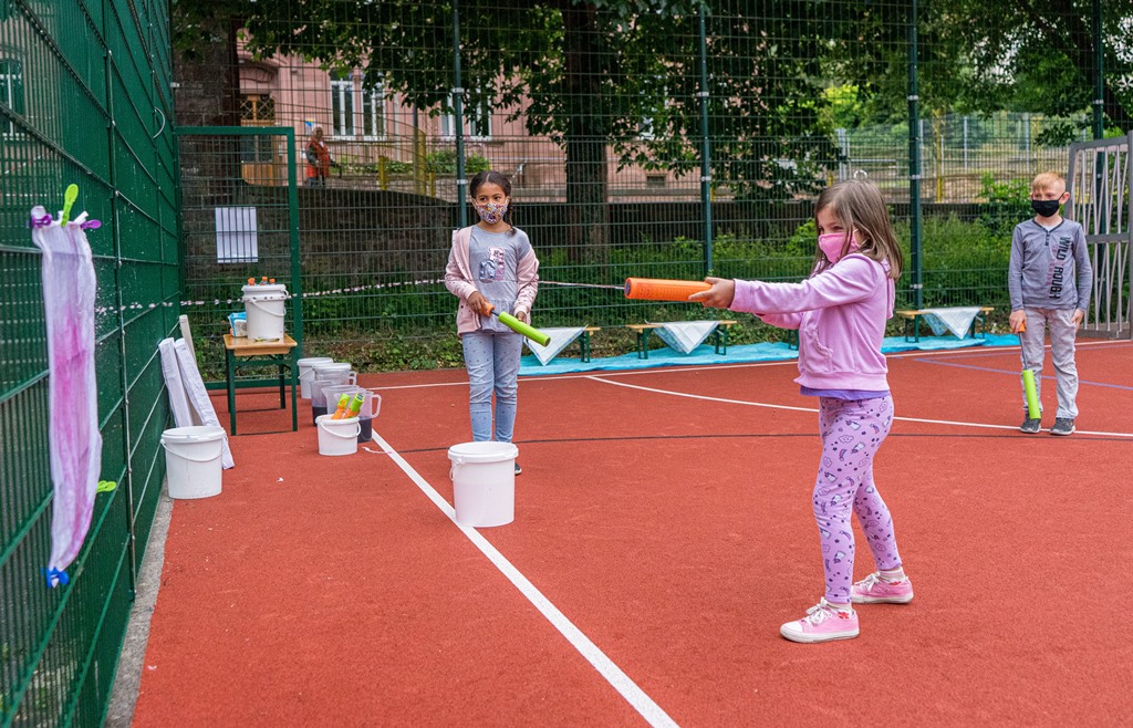 Wasserspiele machen im Sommer besonders viel Spaß. Die kommunale Jugendarbeit bietet sie im Rahmen der Ferienbetreuung an. Foto: Kommunale Jugendarbeit